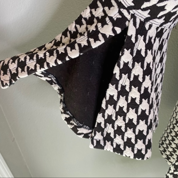 Ali Miles Houndstooth Tunic with Bell Slit Sleeve - Picture 5 of 11
